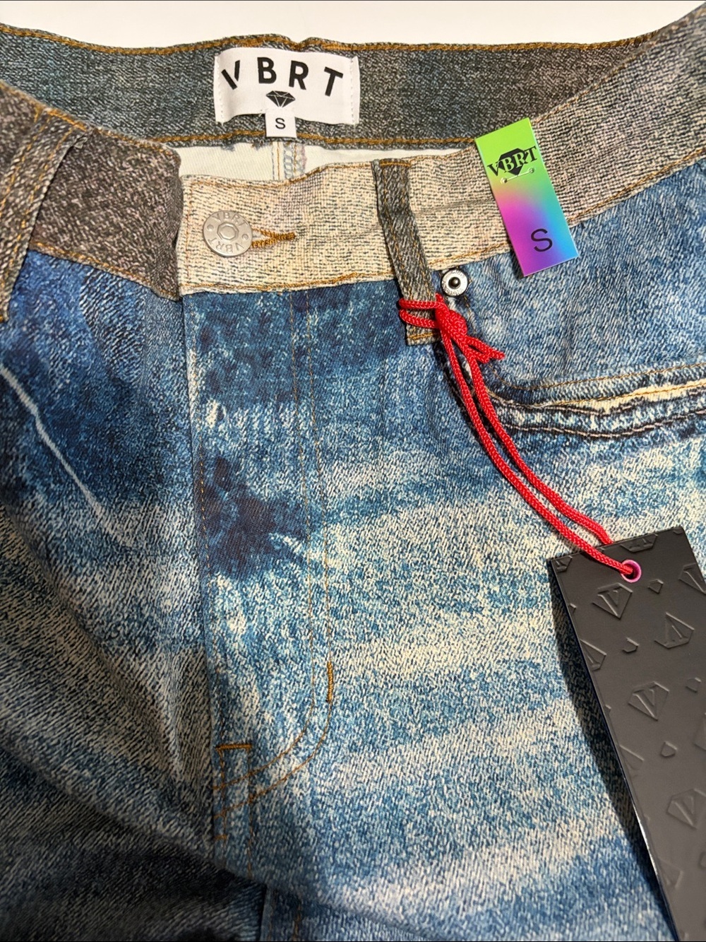 VIBRANTw M.i.U. NWT Blue Barrel Leg Jeans with Brown & Black Horse Print - Picture 2 of 10